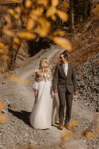 Shoul_Shoul_In Love and Adventure - Elopement Photography_telluride-hiking-elopement-30_low
