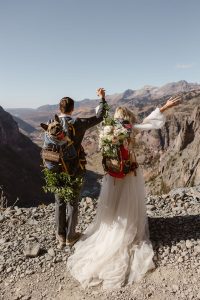 Shoul_Shoul_In Love and Adventure - Elopement Photography_telluride-hiking-elopement-37_low