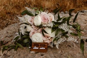 Shoul_Shoul_In Love and Adventure - Elopement Photography_telluride-hiking-elopement-43_low