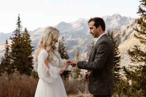 Shoul_Shoul_In Love and Adventure - Elopement Photography_telluride-hiking-elopement-52_low