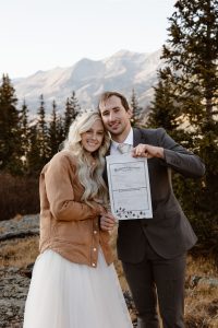 Shoul_Shoul_In Love and Adventure - Elopement Photography_telluride-hiking-elopement-60_low