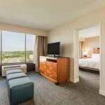 hamptoninn-mnzhahx-queensuitelivingspace-exte-511