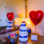 Table ballons and cake with essensial basket
